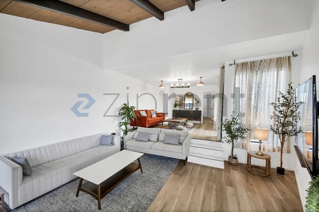 Building Photo - 10444 Canoga Ave