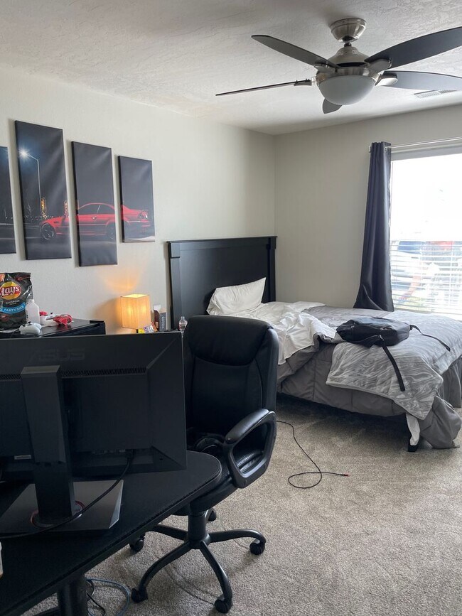 Building Photo - Pet Friendly Home in Desirable Neighborhood!