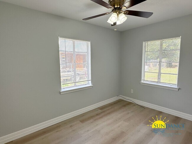 Building Photo - Newly Renovated 2 Bedroom Home in Pensacola!