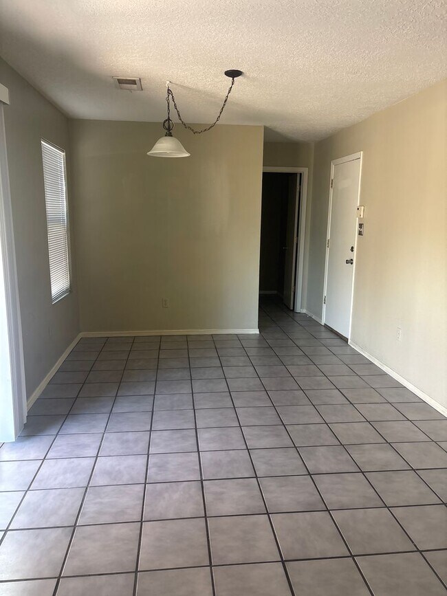 Building Photo - 6405 La Habra Ln NE