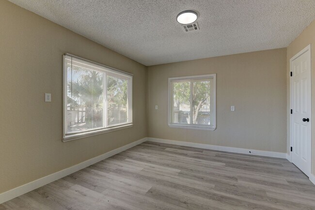 Building Photo - 2p1940