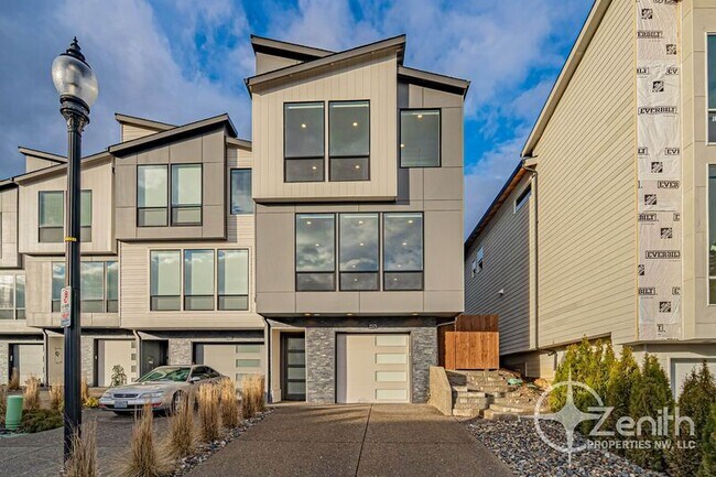 Building Photo - 2375 N R St