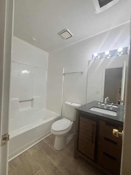 Building Photo - 4698 Shumate Dr