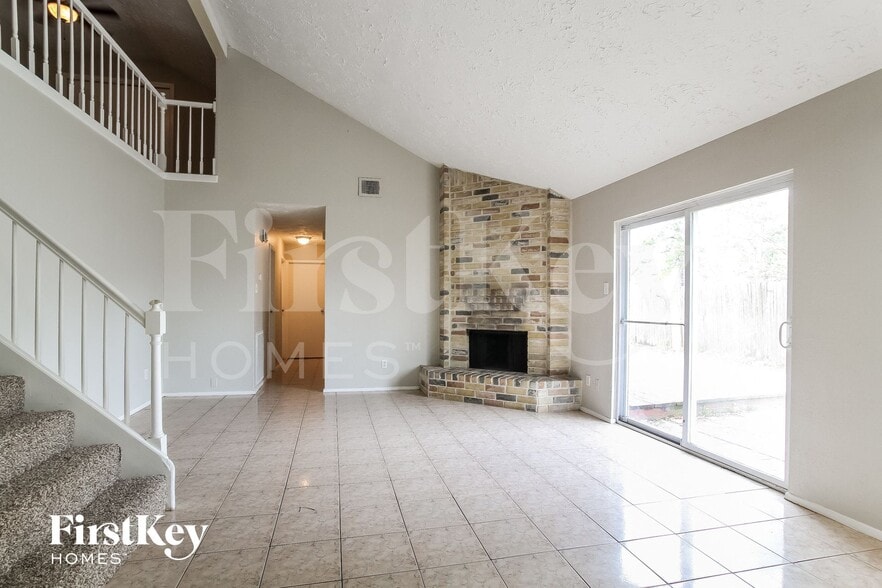 Building Photo - 22219 Diane Dr