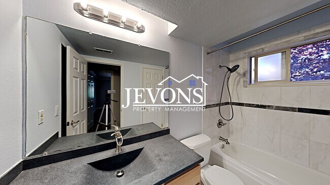 Building Photo - Charming top-floor condo with fully equipp...