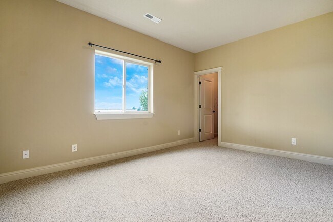 Building Photo - Spacious 4 bed, 3 bath home with sprawling...