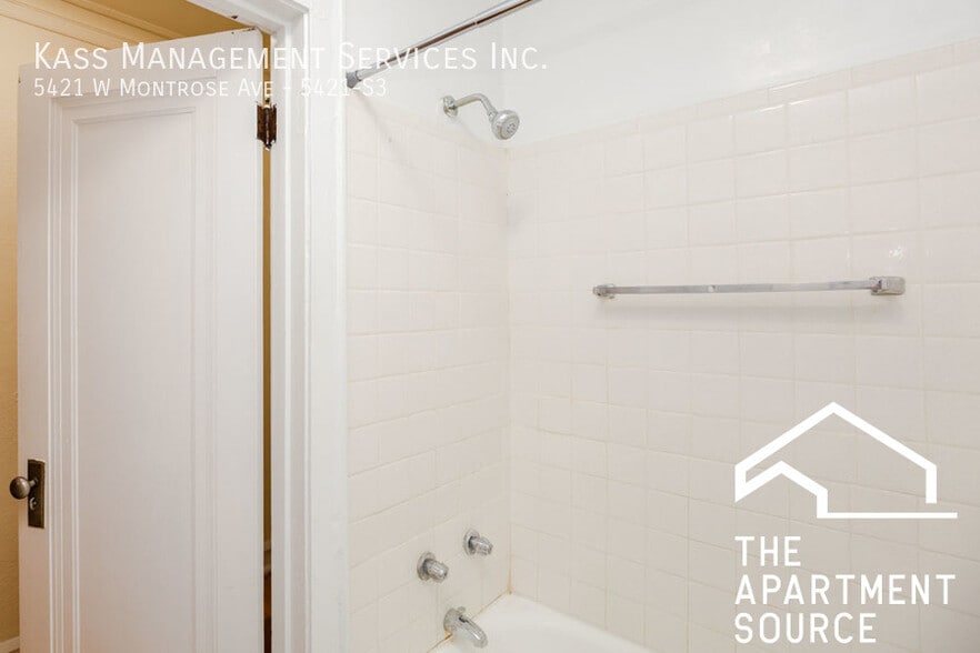 Building Photo - 5421 W Montrose Ave