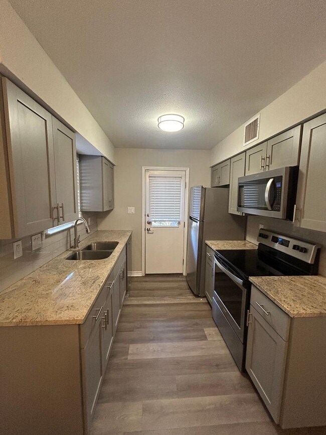 Building Photo - 1610 Waterloo Tr