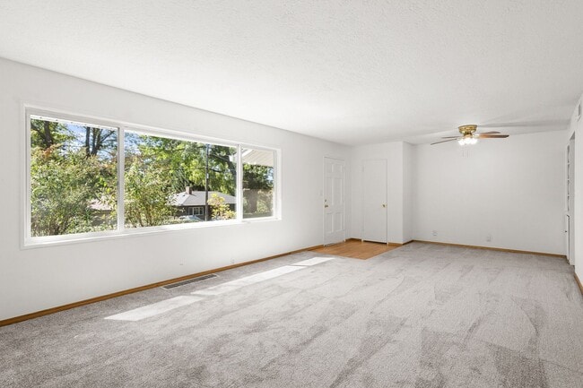 Building Photo - CHARMING HAYHURST 3 BEDROOMS, 2 BATH HOME