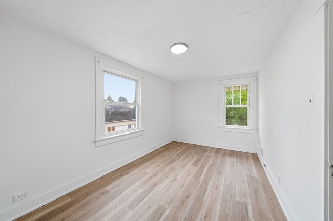 Building Photo - 1211 Emily St