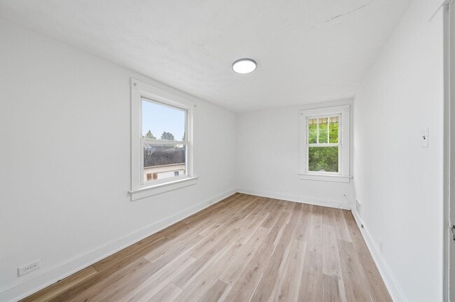 Building Photo - Freshly Renovated 3 Bedroom Home