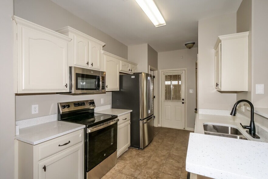 Building Photo - 15 Willow Springs Ln