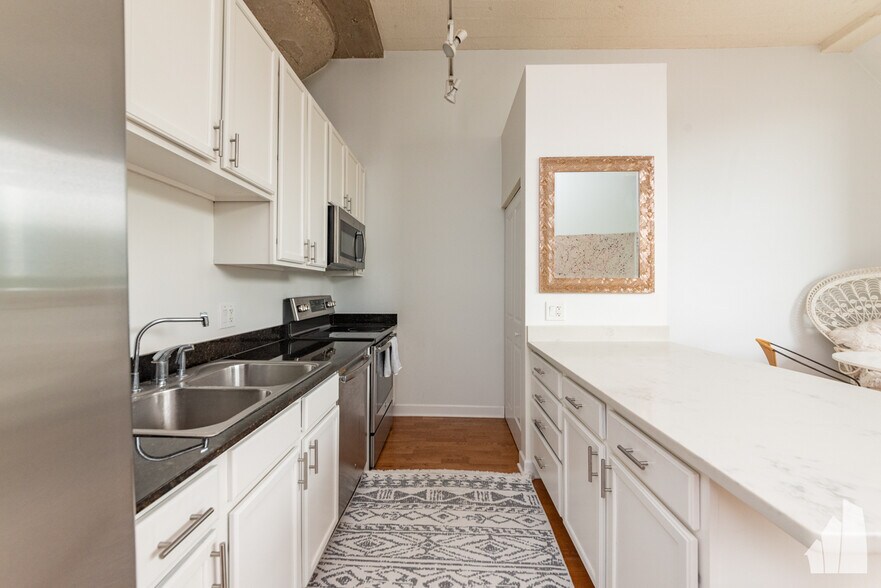 Building Photo - 4131 W Belmont Ave