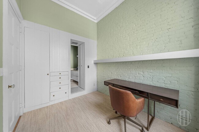 Building Photo - 24 E 11th St