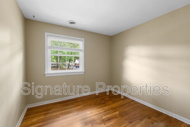 Building Photo - 1413 Robindale Rd