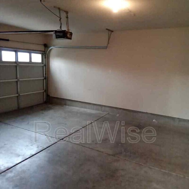 Building Photo - 3172 Forest Hills Dr