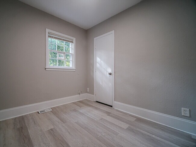 Building Photo - "Charming 4-Bedroom Gem in Charlotte - Cozy Living with Spacious Comfort!"