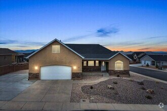 Building Photo - "Spacious 5-Bed, 3-Bath Home in Cedar City...