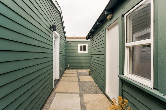 Building Photo - 126 1/2 Franklin Ct