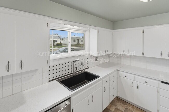 Building Photo - 612 E Walton Ave