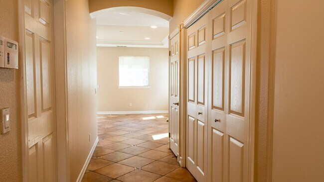 Building Photo - Huge Bay Front 3 Bed 2.5 Bath