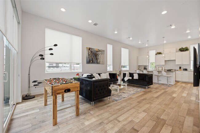 Building Photo - 5914 Val Verde St