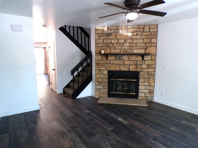 Building Photo - Updated 2 Bed 2.5 Bath Townhome!
