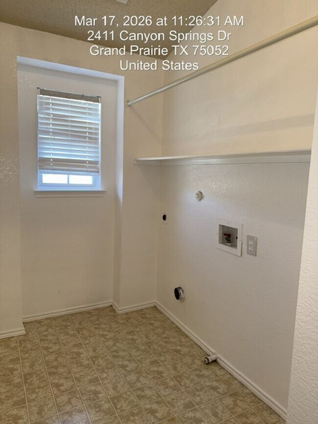 Building Photo - 2411 Canyon Springs Dr