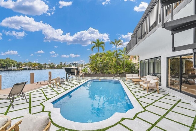 Building Photo - 319 S Riverside Dr