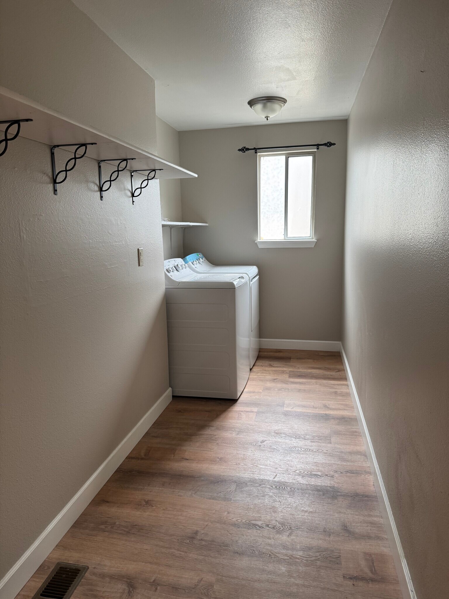 Laundry room - 424 S 29th Pl