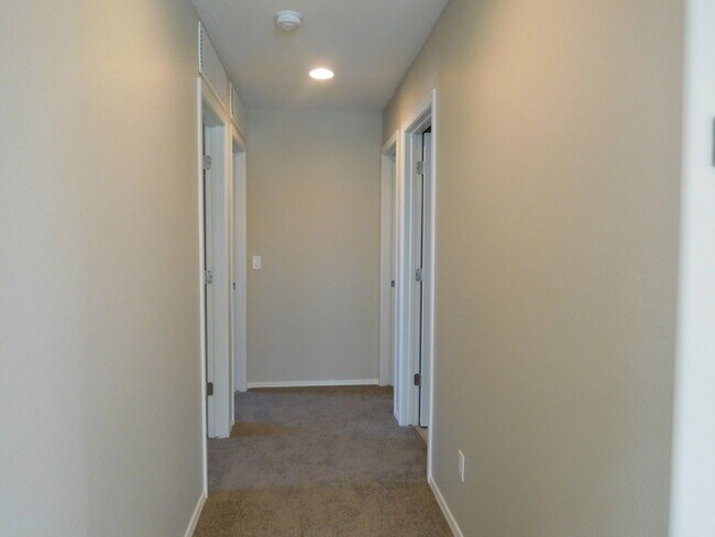 Building Photo - Naturally Well-Lit 4 bed/3 bath Single-Fam...