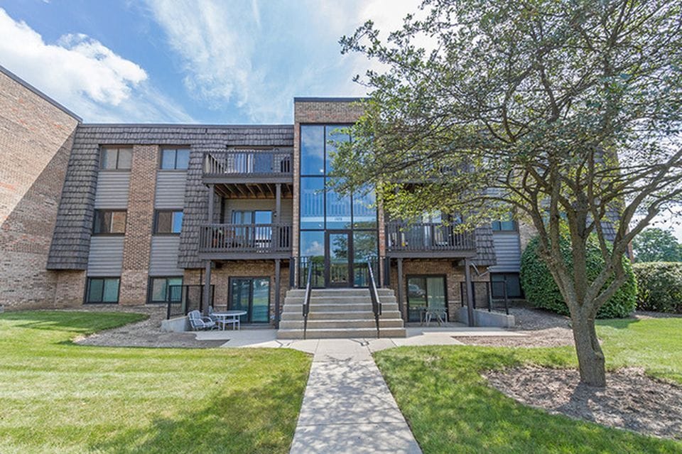 Well maintained, modern building - 1426 Stonebridge Circle