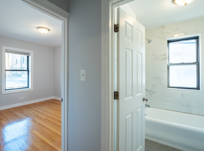 Building Photo - 6439 N Hamilton Ave