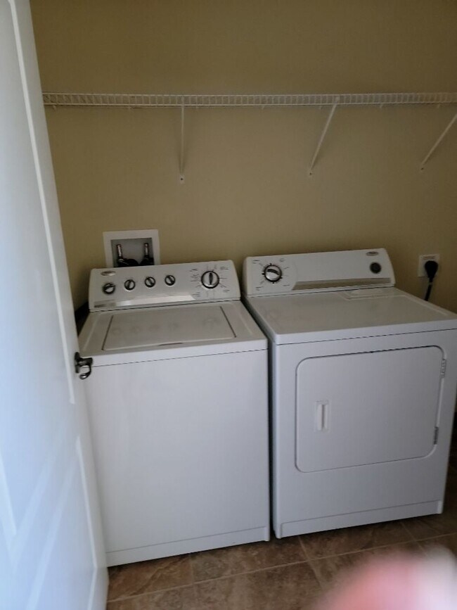 Building Photo - 3 Bedroom / 3 Bathroom - Tidelands
