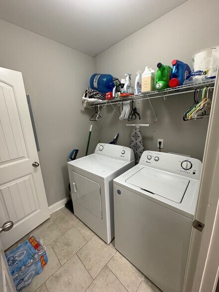 Building Photo - 318 Paul T Cir