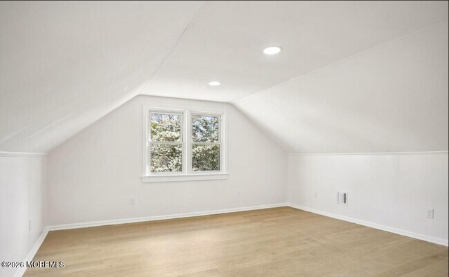 Building Photo - 99 Ravine Dr