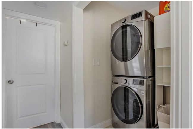 Building Photo - For Rent: Modern 2-Bedroom, 2-Bath Townhouse Apartment