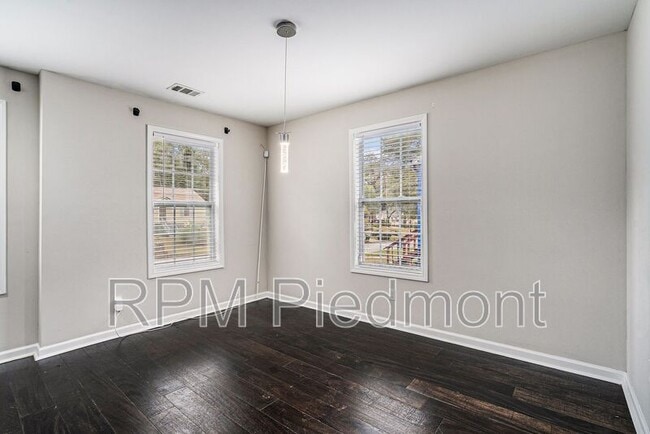 Building Photo - 1343 Lynford Dr SW