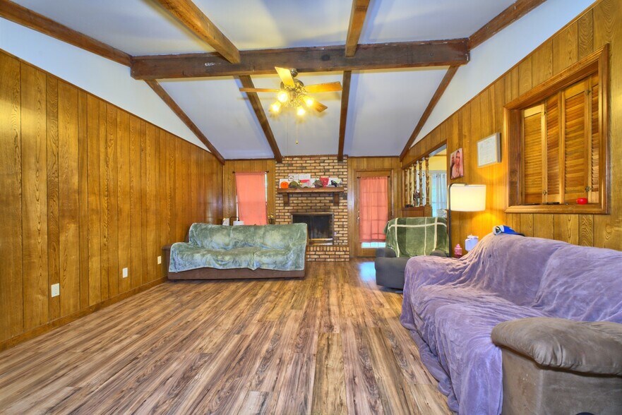 Building Photo - 10014 Mustang Cir