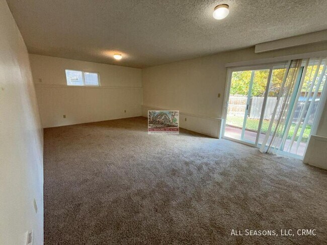 Building Photo - 1527 Spring Valley Dr