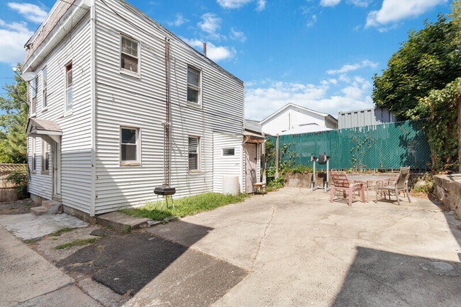 Building Photo - 16 Montrose Terrace