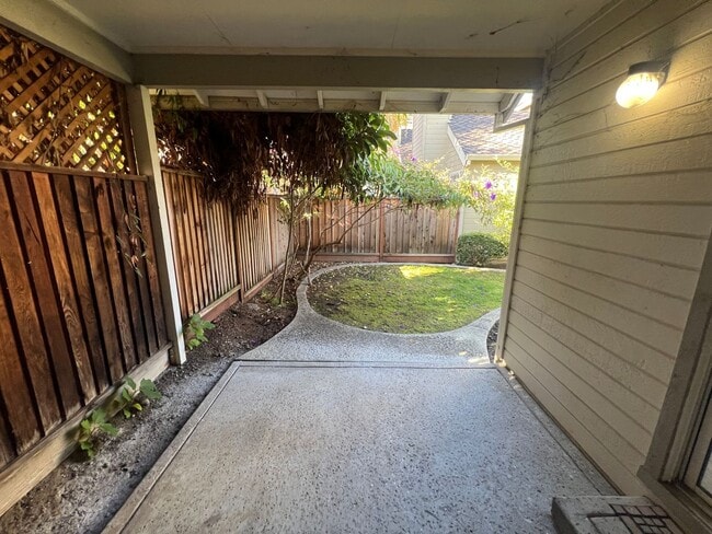 Building Photo - Spacious 3 bed 2.5 bath home in Mountain View. Must see!