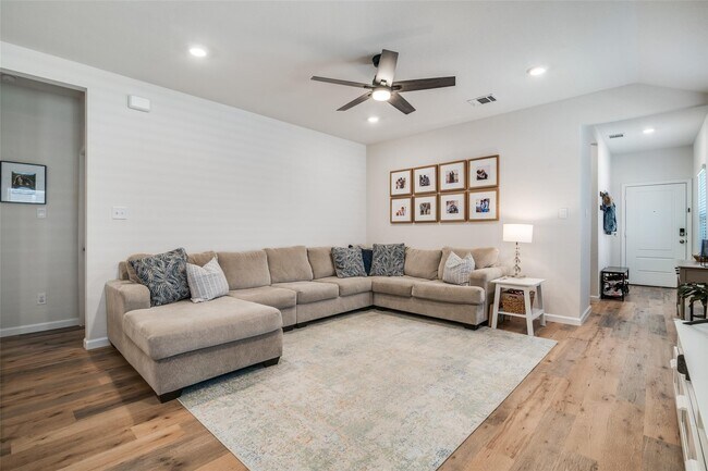 Building Photo - 911 Hay Loft Ln