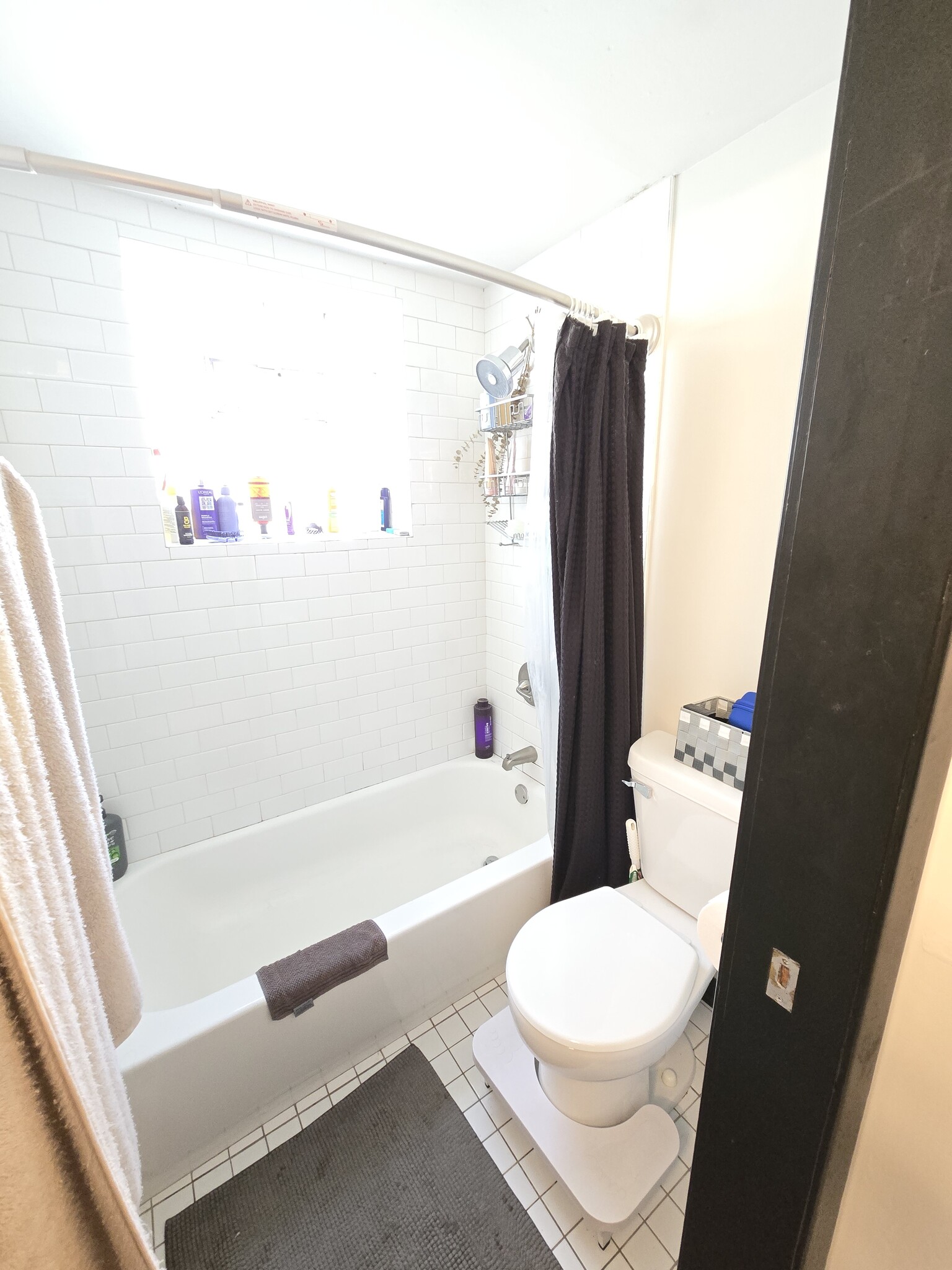 Hall bath tub - 209 Kimbell Ave