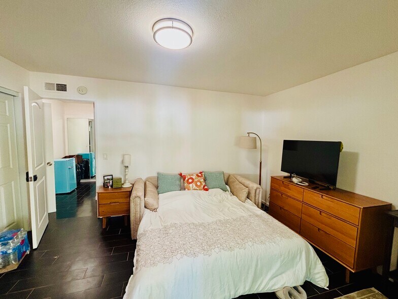 Building Photo - 23813 Calvert St