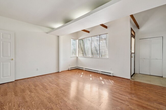 Building Photo - Northgate/Roosevelt Three Bedroom Rambler