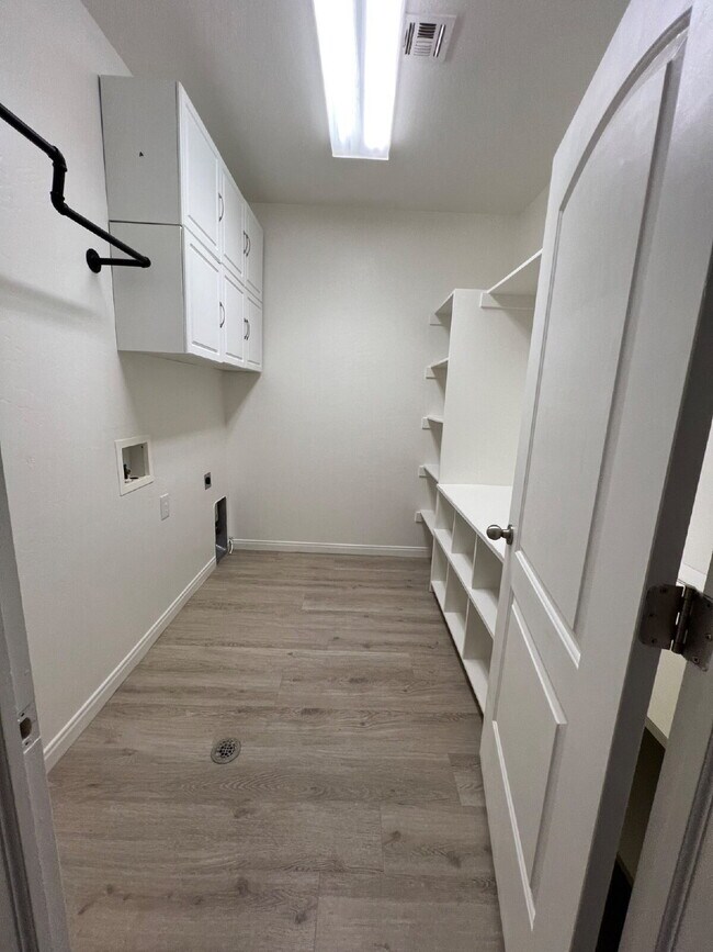 Building Photo - "Spacious 5-Bedroom Oasis with 3 Full Baths in Beautiful St. George – 2,998 Sq. Ft. of Comfort!"