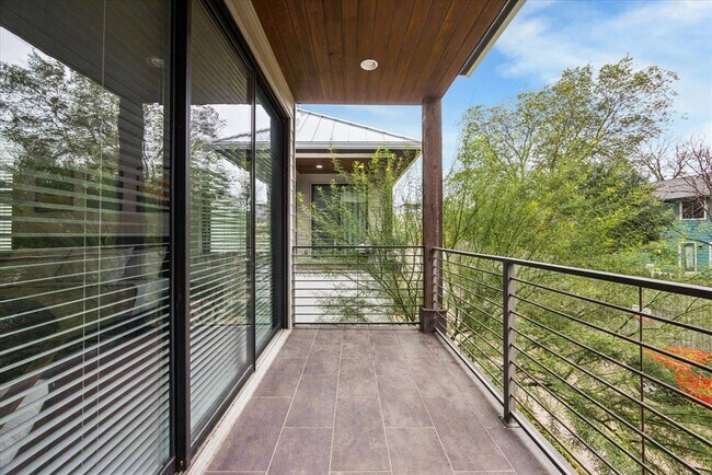 Building Photo - 1011 E 12th St