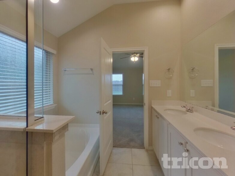 Building Photo - 2557 Hadley St