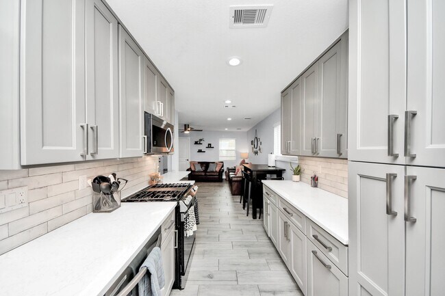 Building Photo - 834 Ellington St